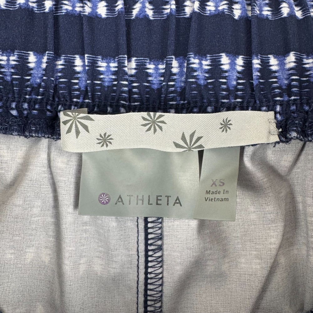 Athleta Ikat Stripe Sway Shorts 3" Zip Pockets 213026 Blue Womens XS - Picture 3 of 11